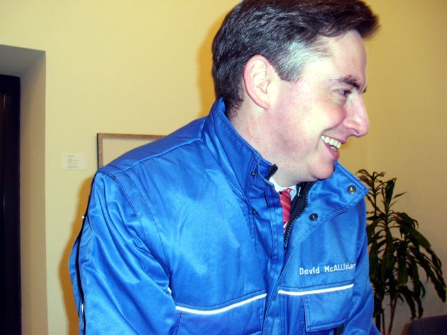 Ministerprsident David McAllister whrend der Landtagswoche im Dezember in Hannover nach seiner Teilnahme an der Betriebsversammlung bei VW in Wolfsburg. Er trgt die gerade geschenkt bekommene VW-Jacke mit seinem Namenszug. 